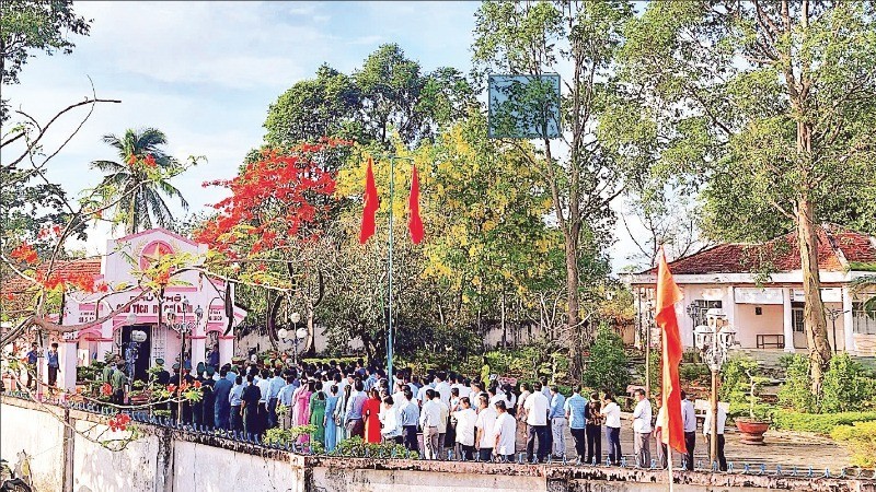 在全省多个地方，胡伯伯庙与纪念馆迎来络绎不绝的群众前来参观、敬香、缅怀追思。