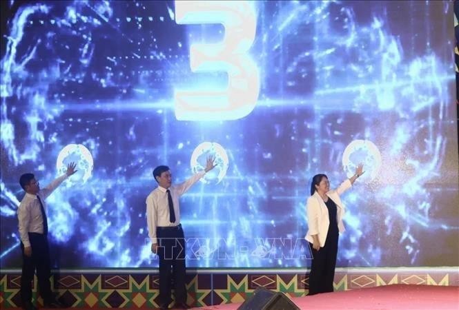 各位代表按钮启动越南高平市-中国白色市跨境旅游路线。（图片来源：越通社）