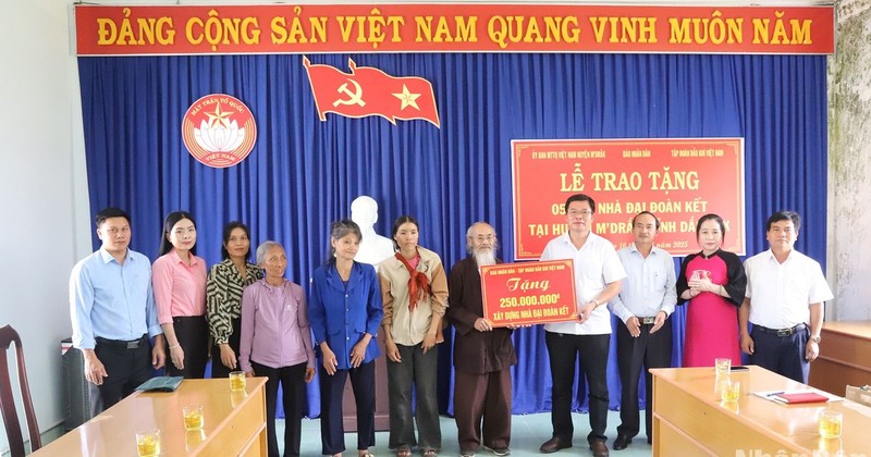 《人民报》社代表向5户家庭象征性地移交了总额为2.5亿越盾的援助资金，用于修建大团结房屋。