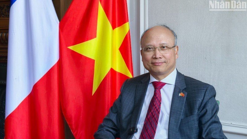 越南驻法国大使丁全胜接受了《人民报》记者的采访。