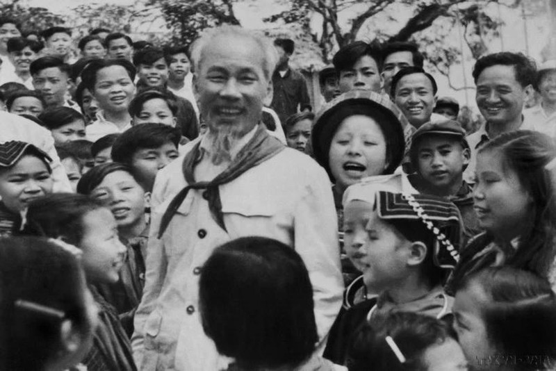 胡志明主席于1960年3月13日来到太原省，探访越北山区各族少年儿童学校。（图片来源：越通社）