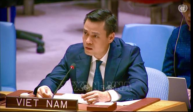 越南常驻联合国代表团团长邓黄江大使在会议上发言。（图片来源：越通社）