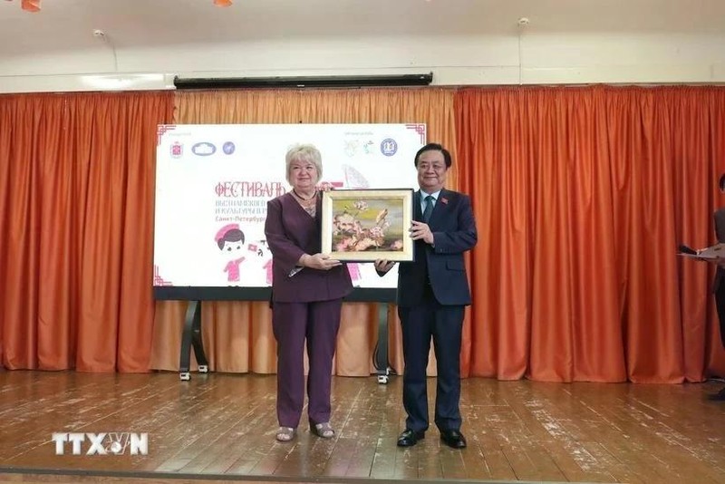 越南国会副主席黎明欢向488号高中学校赠送纪念品。（图片来源：越通社）