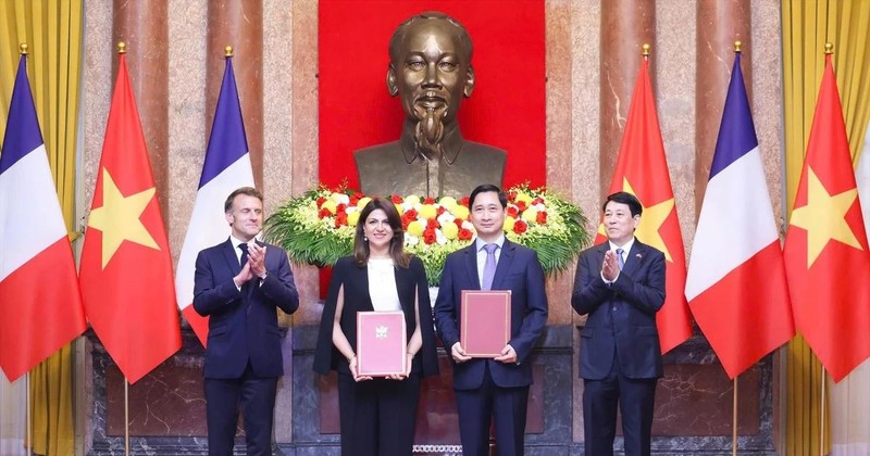 5月26日，越南国家主席梁强与法国总统埃马纽埃尔·马克龙共同见证双方合作文件的交换。（图片来源：VNVC）