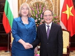 越南国会主席阮生雄与保加利亚国民议会主席举行会谈 