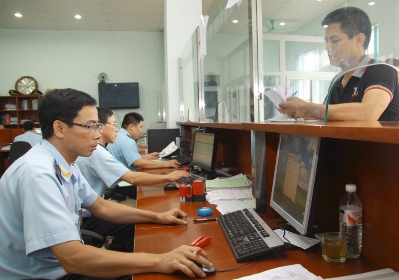 企业家在凉山省新青海关分局办理进口货物的海关申报。 (Photo: 图：黄雄 摄)