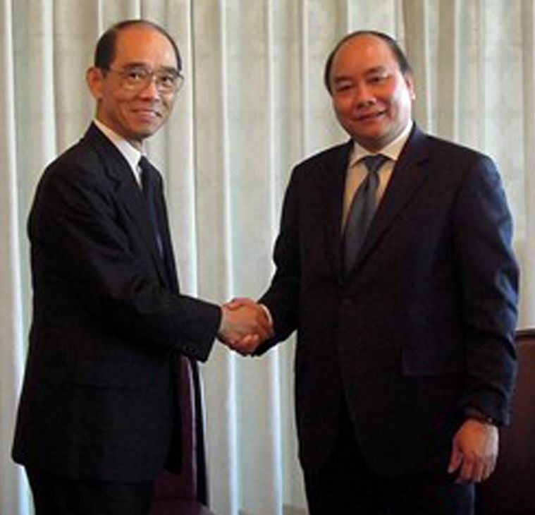 阮春福副总理（右）会见日本最高法院长官竹崎博允。 (Photo: 图：越通社)