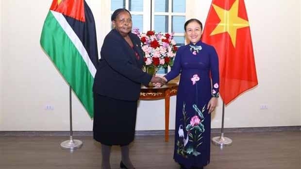 越南友好组织联合会主席阮芳娥与莫桑比克议会议长合影留念。（图片来源：越通社）