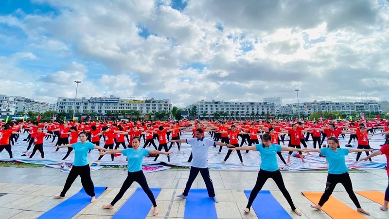 约3000人参加在广宁省举行的第八届国际瑜伽日活动。