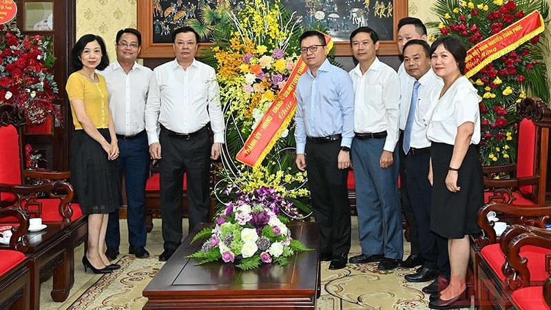 值纪念越南革命新闻日97周年之际，河内市委书记丁进勇赠送花篮祝贺《人民报》。