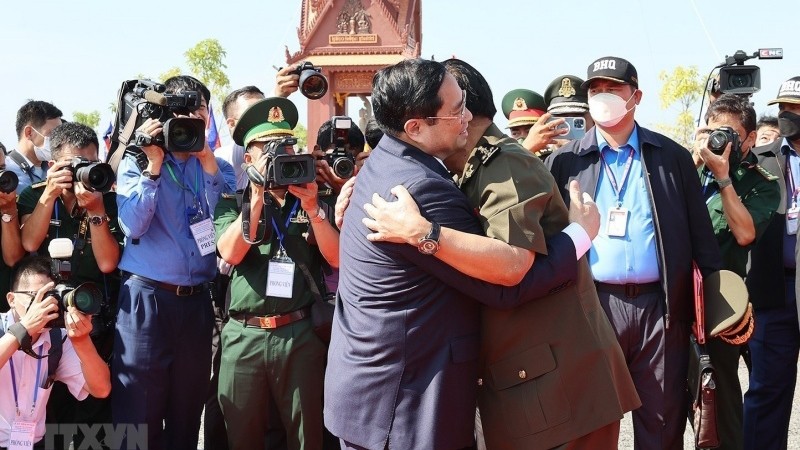 柬埔寨首相洪森欢迎越南政府总理范明正出席“推翻波尔布特种族灭绝政权之路”45周年纪念活动。（图片来源：越通社）