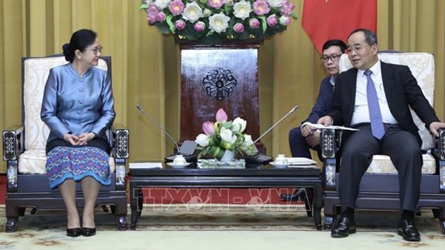 越南国家主席办公厅主任黎庆海会见老挝国家主席办公厅主任肯玛尼•波尔塞娜。