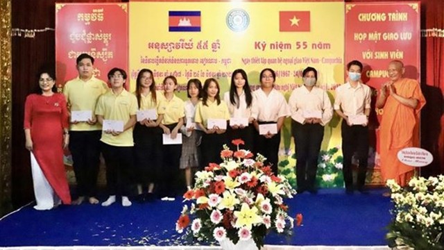 胡志明市向柬埔寨留学生提供5亿越盾奖学金。（图片来源：越通社）