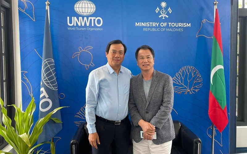 越南旅游总局局长阮重庆和联合国世界旅游组织亚太部主任黄海国。