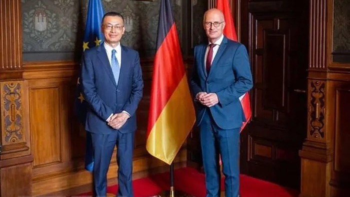 越南驻德国大使武光明（左）与汉堡市第一市长彼得·琛彻尔博士。（图片来源：越通社）