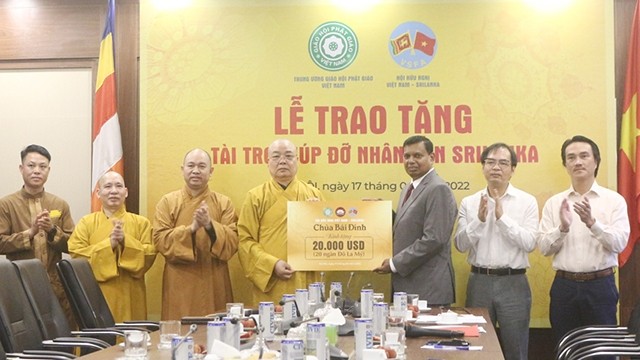越南佛教协会向斯里兰卡人民提供援助。（图片来源：新河内报）