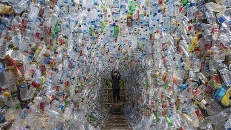 环保人士为印度尼西亚东爪哇岛格雷西克的一座博物馆收集塑料垃圾。（图片来源：法新社/越通社）