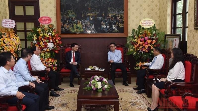越南通信传媒部部长阮孟雄走访祝贺《人民报》领导、干部。（图片来源：陈海 摄）