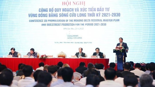 政府总理范明正在芹苴市主持召开2021-2030年阶段九龙江三角洲地区规划公布和投资促进工作会议。