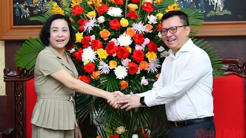 黎国明总编辑感谢国会常委会代表工作组组长阮氏青前来《人民报》社祝贺越南革命新闻日。