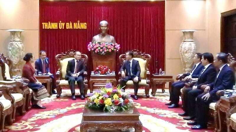 岘港市委书记阮文广会见老挝新任驻岘港市总领事苏潘·哈道黄。