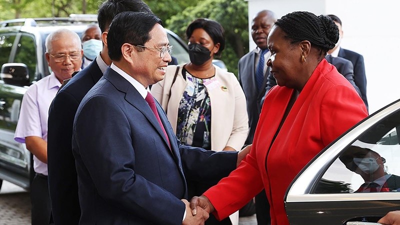 范明正总理欢迎莫桑比克共和国议会议长埃斯佩兰卡·劳琳达·弗朗西斯科·尼瓦内·比亚斯访越。