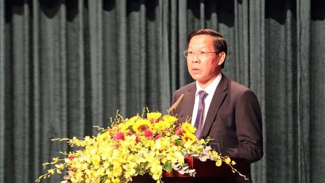 胡志明市人民委员会主席潘文买发言。
