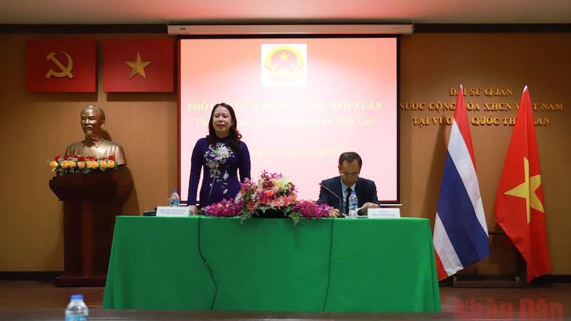 越南国家副主席武氏映春与越南驻泰国大使馆干部人员会面。