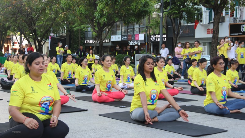 近千人参加在胡志明市举行的第八届国际瑜伽日活动。（图片来源：越通社）