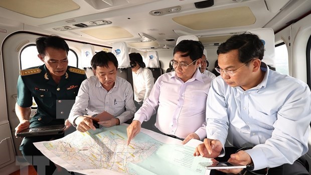 政府总理范明正从高处考察九龙江三角洲。