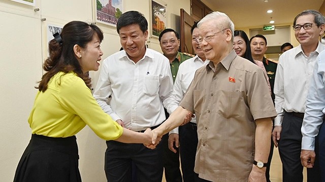 阮富仲总书记会见河内市第一号选区选民。（图片来源：登科 摄）