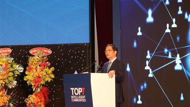 越共中央政治局委员、中央经济部部长陈俊英在论坛上发言。（图片来源：越通社）