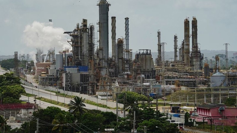 委内瑞拉炼油厂。（图片来源：华尔街日报）。