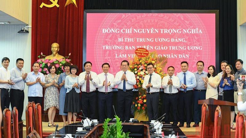 越共中央书记处书记、中央宣教部部长阮重义探访《人民报》社并祝贺越南革命新闻日。（成达 摄）
