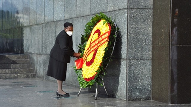 埃斯佩兰卡•比亚斯议长一行已拜谒胡志明主席陵。