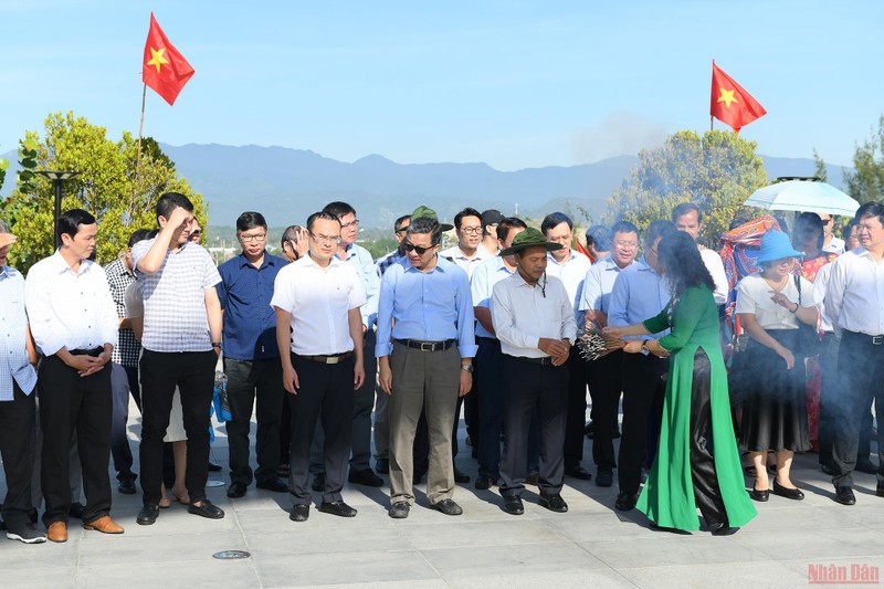 《人民报》代表团在鬼鹿角礁烈士纪念区敬香缅怀在越南长沙海域牺牲的鬼鹿角礁战士。
