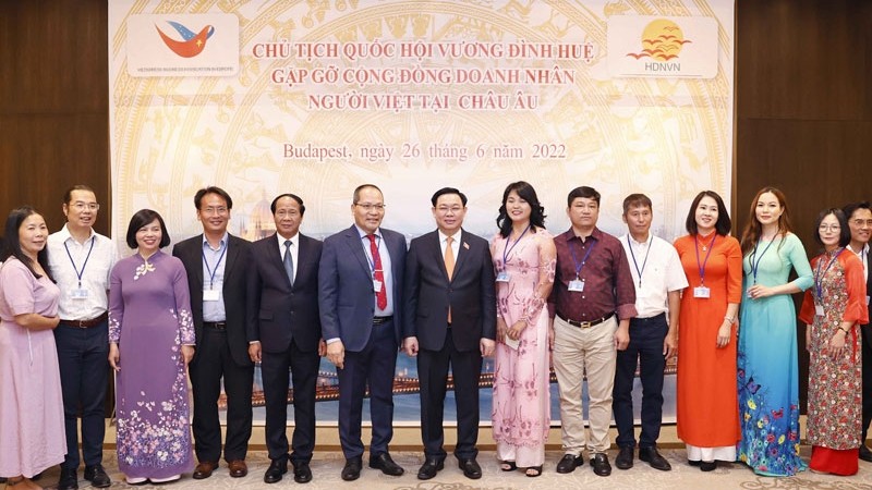 越南国会主席王廷惠和在欧越侨企业合影。