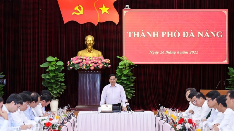 范明正总理与岘港市市委常委会举行工作会议。