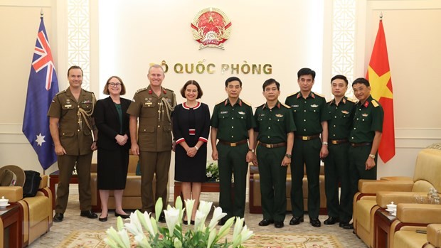 越南国防部长藩文江会见澳大利亚驻越大使。