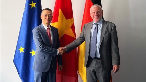 越南驻德国大使武光明与德国联邦经济合作与发展部国务秘书约森·弗拉斯巴斯。（图片来源：越通社）