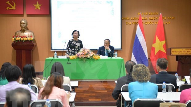 原国家副主席张美华6月26日会见了越南驻泰国大使馆工作人员、越侨和留学生代表。（图片来源：越通社）
