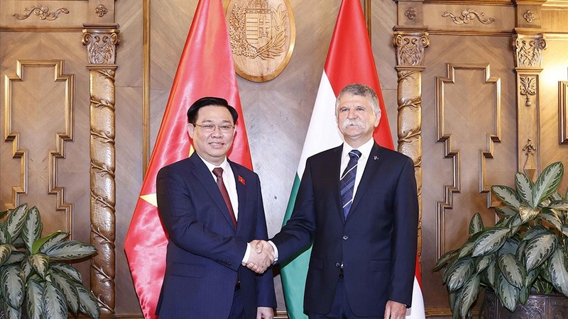 越南国会主席王廷惠同匈牙利国会主席克韦尔·拉斯洛。