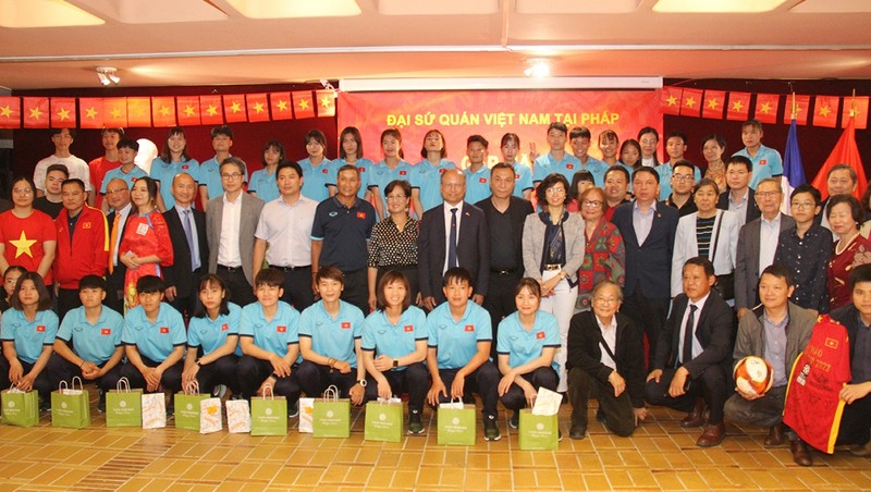 各位代表和越南国家女子足球队。