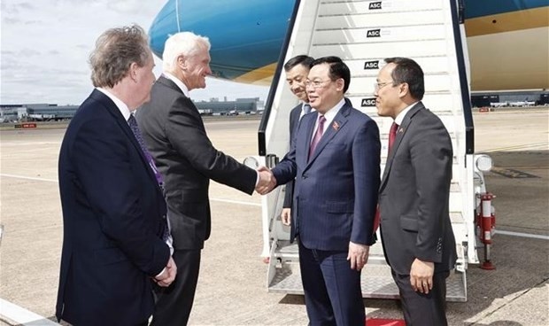 越南国会主席王廷惠一行抵达英国首都伦敦希思罗机场。（图片来源：越通社）