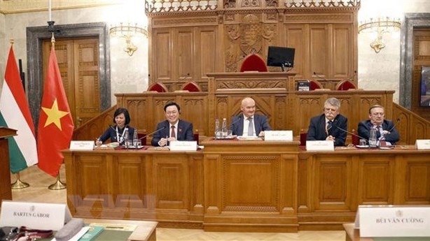 国会主席王廷惠和匈牙利国会主席拉斯洛·科维尔主持关于两国立法座谈会。