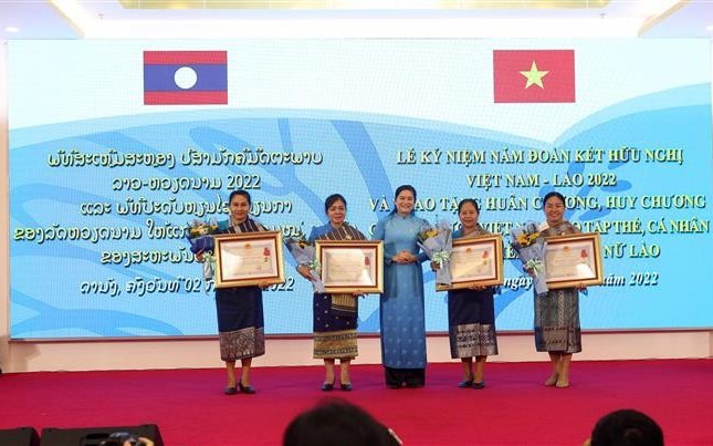 越南妇女联合会代表向老挝妇女联合会集体和个人授予勋章。