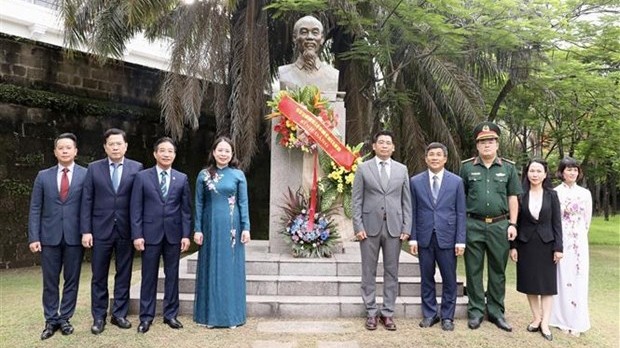 国家副主席武氏映春向设在首都马尼拉东盟公园的胡志明主席纪念碑敬献鲜花。
