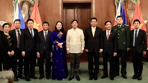 越南国家副主席武氏映春会见菲律宾总统马科斯。