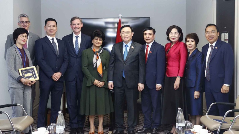 越南国会主席王廷惠会见英国保诚集团领导。（图片来源：越通社）