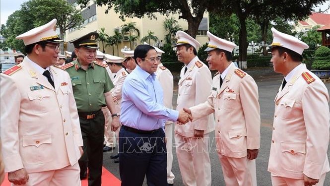 政府总理范明正和得乐省公安领导。（图片来源：越通社）